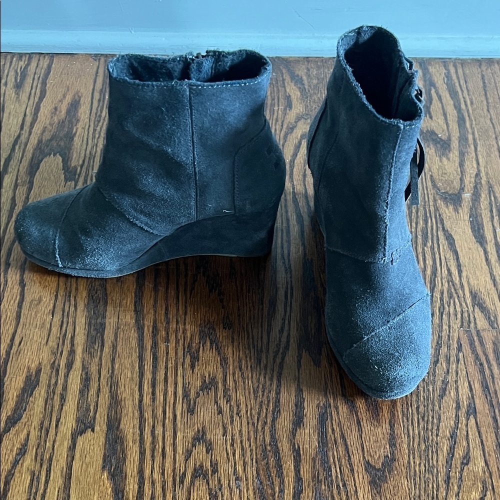 Like🎉TOMS Desert Wedge Dark Gray Suede Wedge Boots Size W7 - Picture 3 of 13